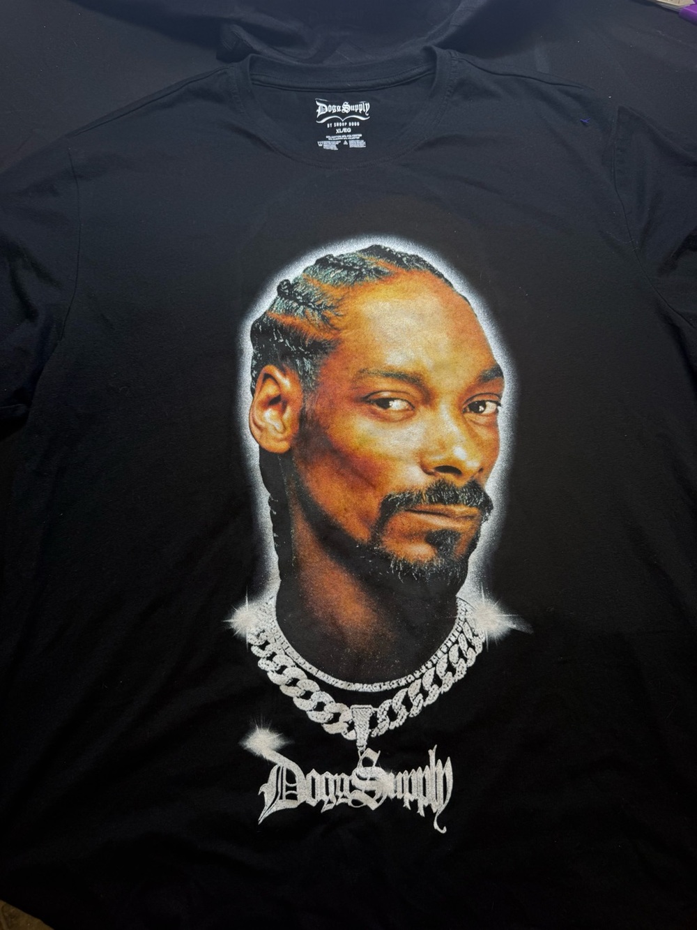Snoop Dog Black Graphic Tee with Portrait and Chain Print (XL)